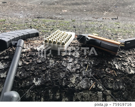 銃社会アメリカ/軍用の自動拳銃と弾丸 75919716