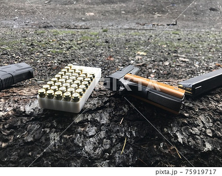 銃社会アメリカ/軍用の自動拳銃と弾丸 75919717