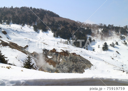 朝の万座温泉露天風呂からの風景 朝の万座温泉露天風呂からの風景 75919759
