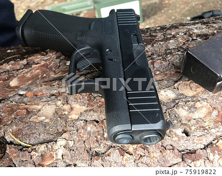 銃社会アメリカ/黒い自動拳銃 75919822