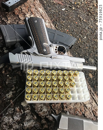 銃社会アメリカ/自動拳銃と弾丸 75919825