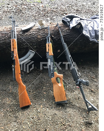 銃社会アメリカ/立てかけられた3丁のライフル 75919827