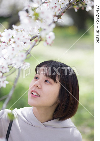 桜の花を見る女性のポートレート 桜の花を見る女性のポートレート 75920427