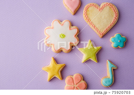 優しい色合いのカラフルなアイシングクッキー 75920703