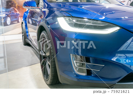 電気自動車　次世代　環境配慮　SUV　LEDヘッドライト 75921621