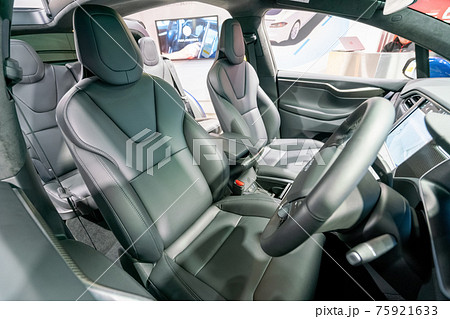 電気自動車 次世代 環境配慮 SUV 運転席 電気自動車 次世代 環境配慮 SUV 運転席 75921633