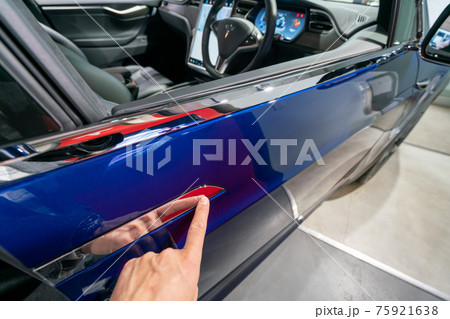 電気自動車　ドアハンドル　触れて開閉 75921638