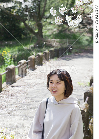 公園の橋のたもとで佇む女性 公園の橋のたもとで佇む女性 75922177