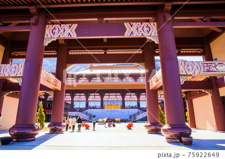 佛光山法水寺の山門と本殿 75922649