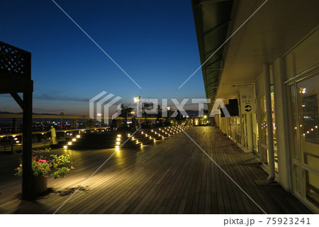 大阪国際空港の展望デッキ（日没後） 75923241