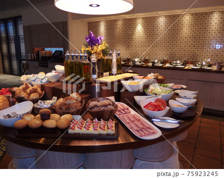 開店準備が整った、ホテルの朝食レストラン（ビュッフェスタイル） 75923245
