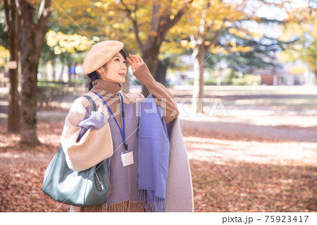 秋の公園にいるネームをつけた女性 秋の公園にいるネームをつけた女性 75923417