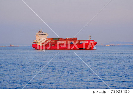 朱色のコンテナ船の大阪港への入港 75923439