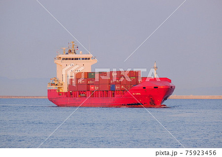 朱色のコンテナ船の大阪港への入港 75923456