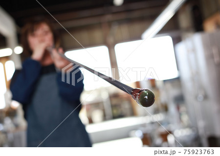 ガラス容器を作る女性　吹きガラス 75923763