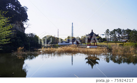 神奈川県横浜市の名勝地の三渓園の春 神奈川県横浜市の名勝地の三渓園の春 75924217