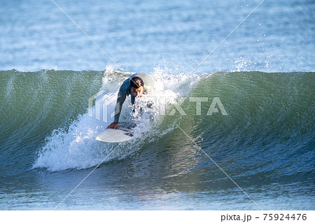 湘南の海でサーフィンをする男性 75924476