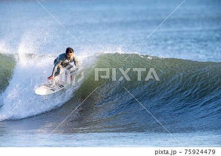 湘南の海でサーフィンをする男性 75924479