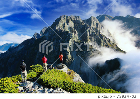 南岳小屋から大キレット、北穂高岳を望む 長野県 日本 南岳小屋から大キレット、北穂高岳を望む 長野県 日本 75924702