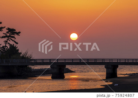 一貴山川の夕日 一貴山川の夕日 75924807