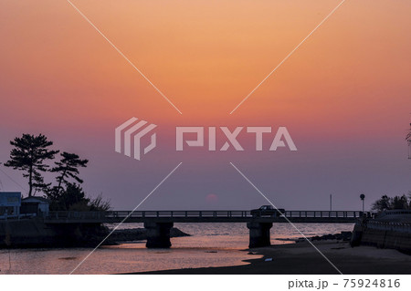 一貴山川の夕日 75924816