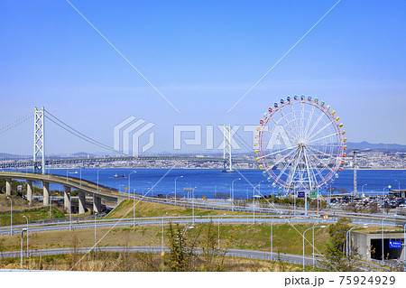 淡路 ハイウェイオアシスから望む明石海峡大橋 75924929
