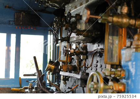 昭和を感じる古い蒸気機関車の写真 75925534