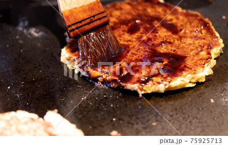 お好み焼きにソースを塗る お好み焼きにソースを塗る 75925713