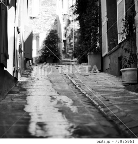 alley in the picturesque Provencal village Grimaud, France alley in the picturesque Provencal village Grimaud, France 75925961