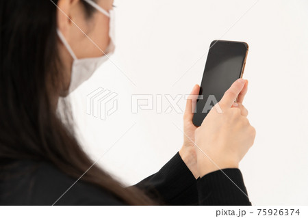 ビジネスウーマン　スマホ　マスク　手元 75926374