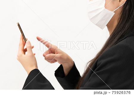 ビジネスウーマン　スマホ　マスク　手元 75926376