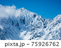 冬の鹿島槍ヶ岳北壁とカクネ里雪渓 75926762