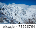 たなびく雲を従えた冬の五竜岳 75926764