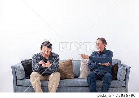 親子　シニア男性　ミドル男性　 75926790