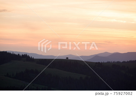 Mountain range on the background of the sunset sky 75927002