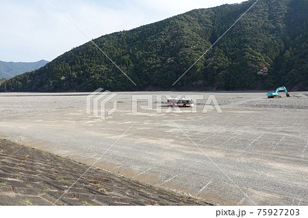 熊野本宮大社 大斎原バス停から見る熊野川河川敷 75927203
