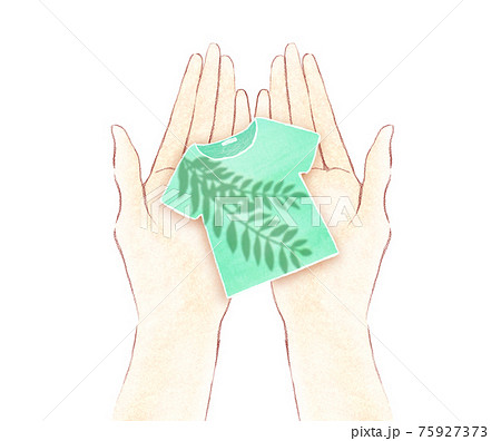 サスティナブルとファッション　緑のTシャツ 75927373