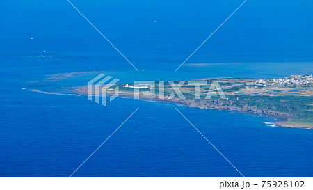 荒崎（最南端）や喜屋武岬など沖縄本島南端部を空撮 75928102