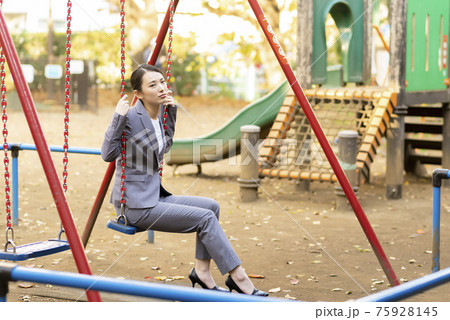 公園でたそがれる若い女性 スーツ の写真素材 [75928145] - PIXTA