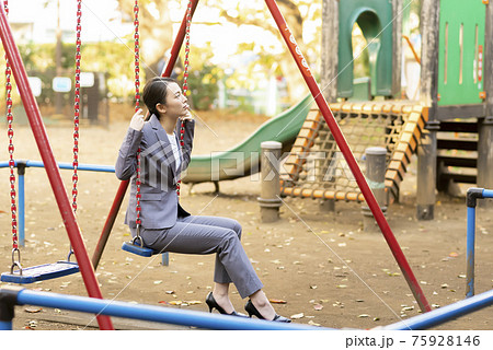 公園でたそがれる若い女性 スーツ の写真素材 [75928146] - PIXTA
