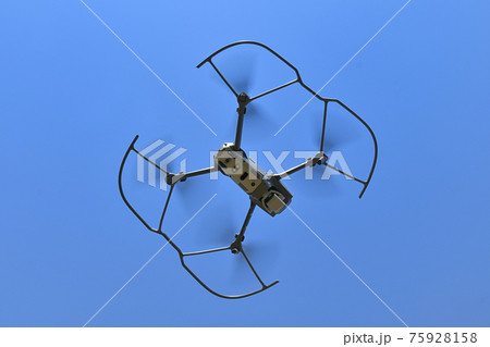 空撮用の小型ドローン 75928158