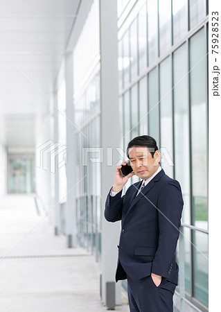 ビジネスマン スマホ 屋外 電話 ビジネスマン スマホ 屋外 電話 75928523