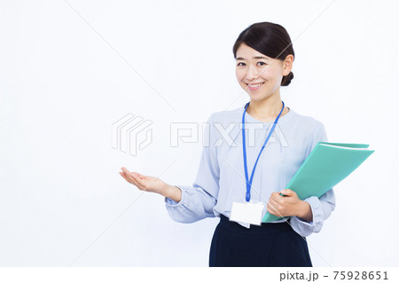 説明をしている30代ビジネスウーマン 説明をしている30代ビジネスウーマン 75928651