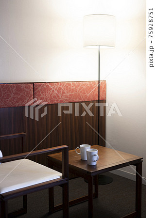 間接照明のある部屋で飲むコーヒー、寛ぎの時間 間接照明のある部屋で飲むコーヒー、寛ぎの時間 75928751