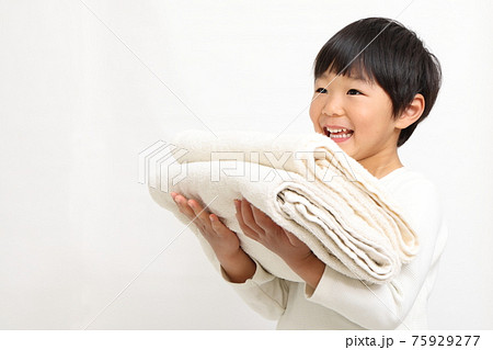 バスタオルを運ぶ子供 75929277