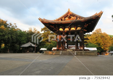 夕暮れと東大寺鐘楼 75929442