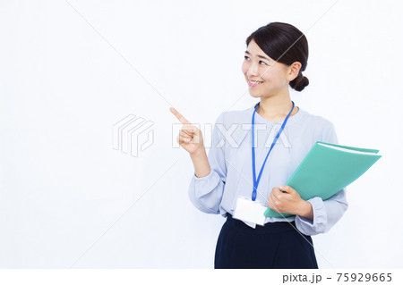 指差しをする30代ビジネスウーマン  75929665