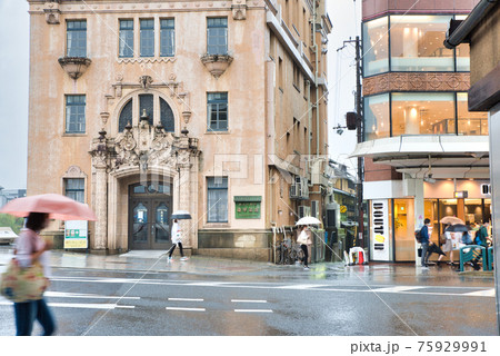 【京都府】9月・雨降る祇園四条周辺の街並み 75929991