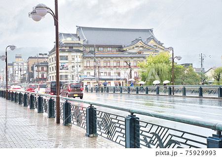 【京都府】9月・雨降る祇園四条周辺の街並み 【京都府】9月・雨降る祇園四条周辺の街並み 75929993