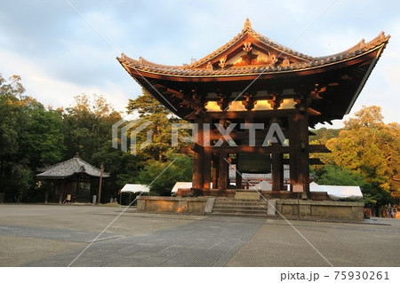 日本三大名鐘の東大寺鐘楼 75930261